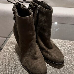Elegant Olive Green Suede Ankle Boots